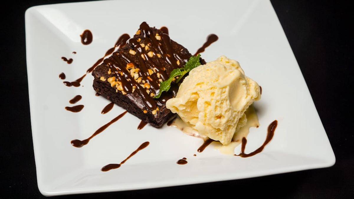 ilustrasi choco brownies sundae yang siap untuk dinikmati