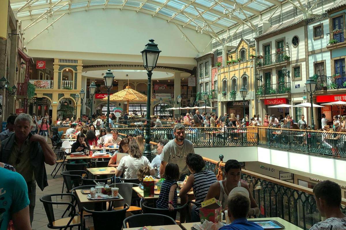 ilustrasi food court 