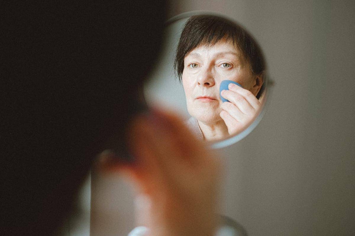 Ilustrasi makeup mature skin 