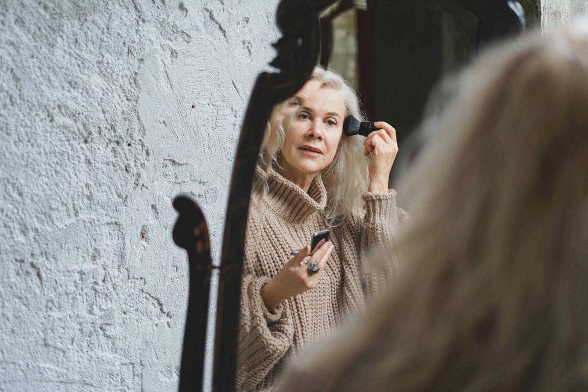 Ilustrasi makeup mature skin
