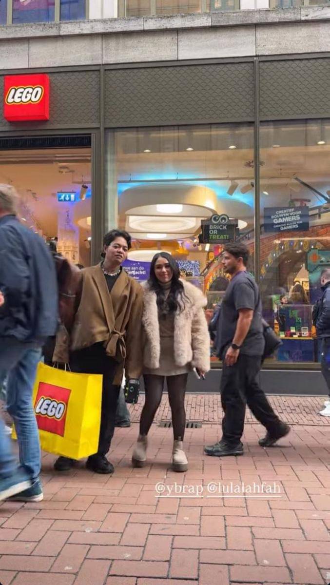 Lula Lahfah jalan-jalan di Amsterdam