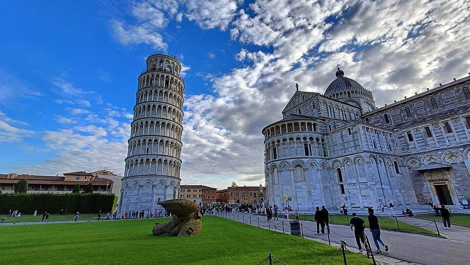 potret Menara Pisa di sebelah Katedral Pisa