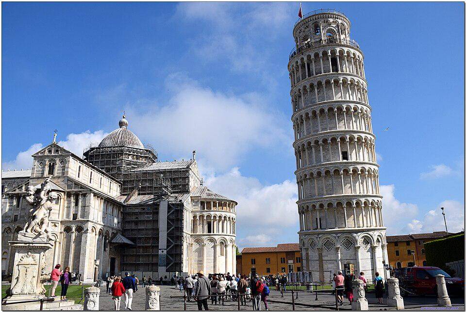 Menara Pisa yang dipenuhi wisatawan