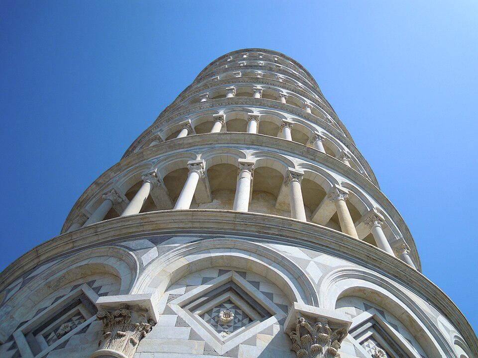 potret jarak dekat dari Menara Pisa