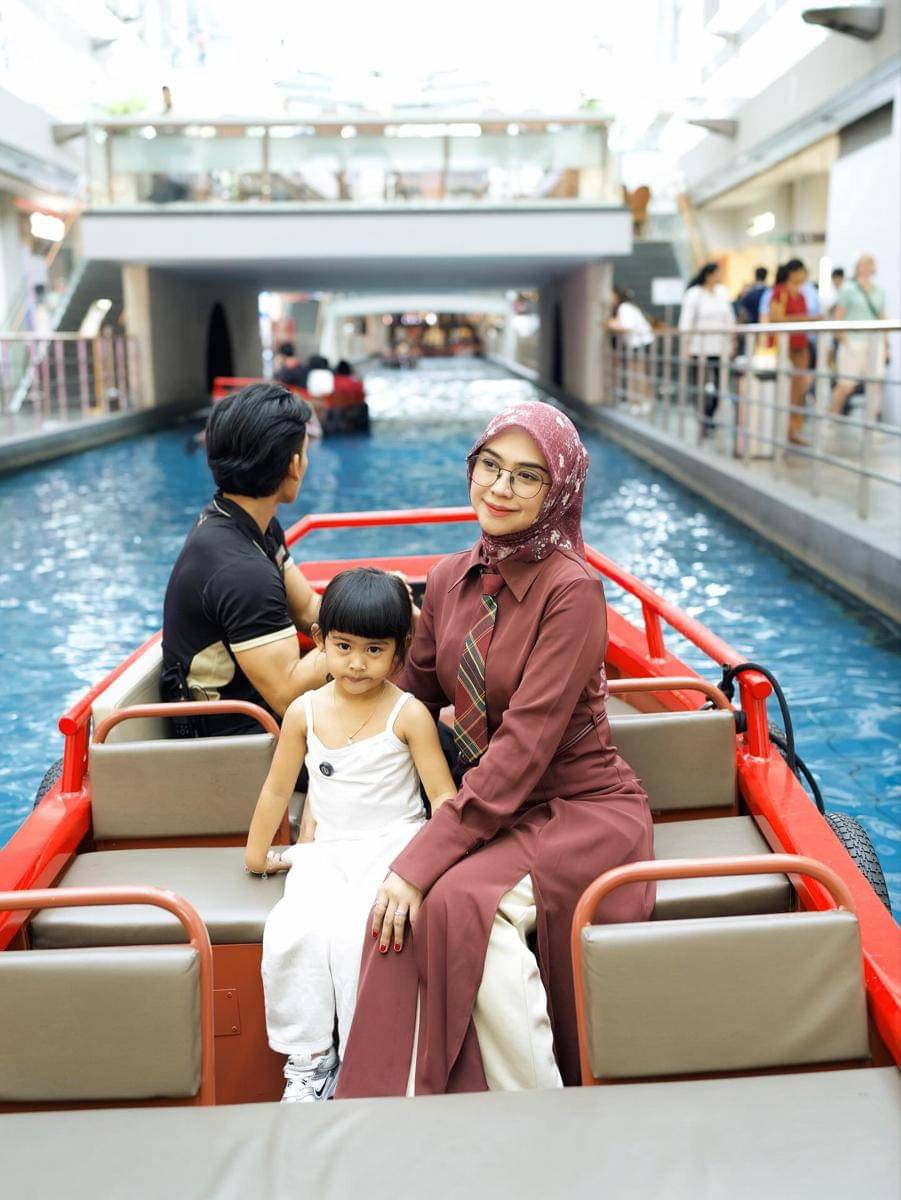 Ria Ricis dan Moana main di Changi Airport