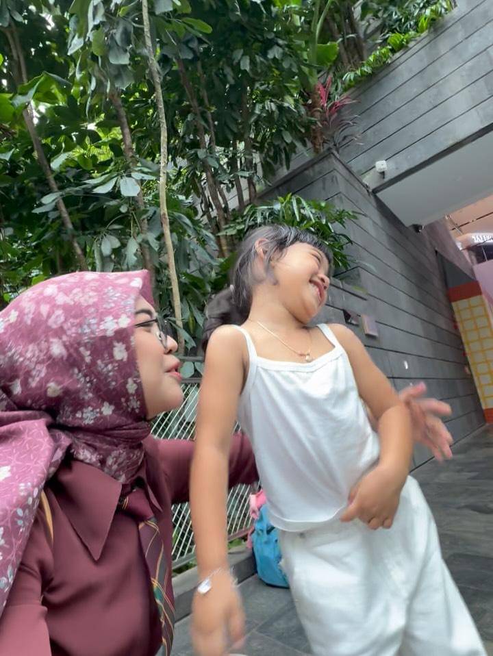 Ria Ricis dan Moana main di Changi Airport