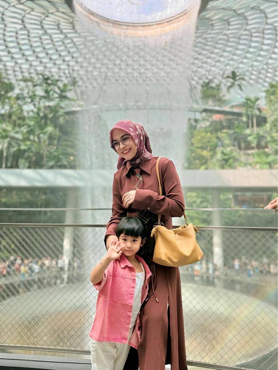 Ria Ricis dan Moana main di Changi Airport