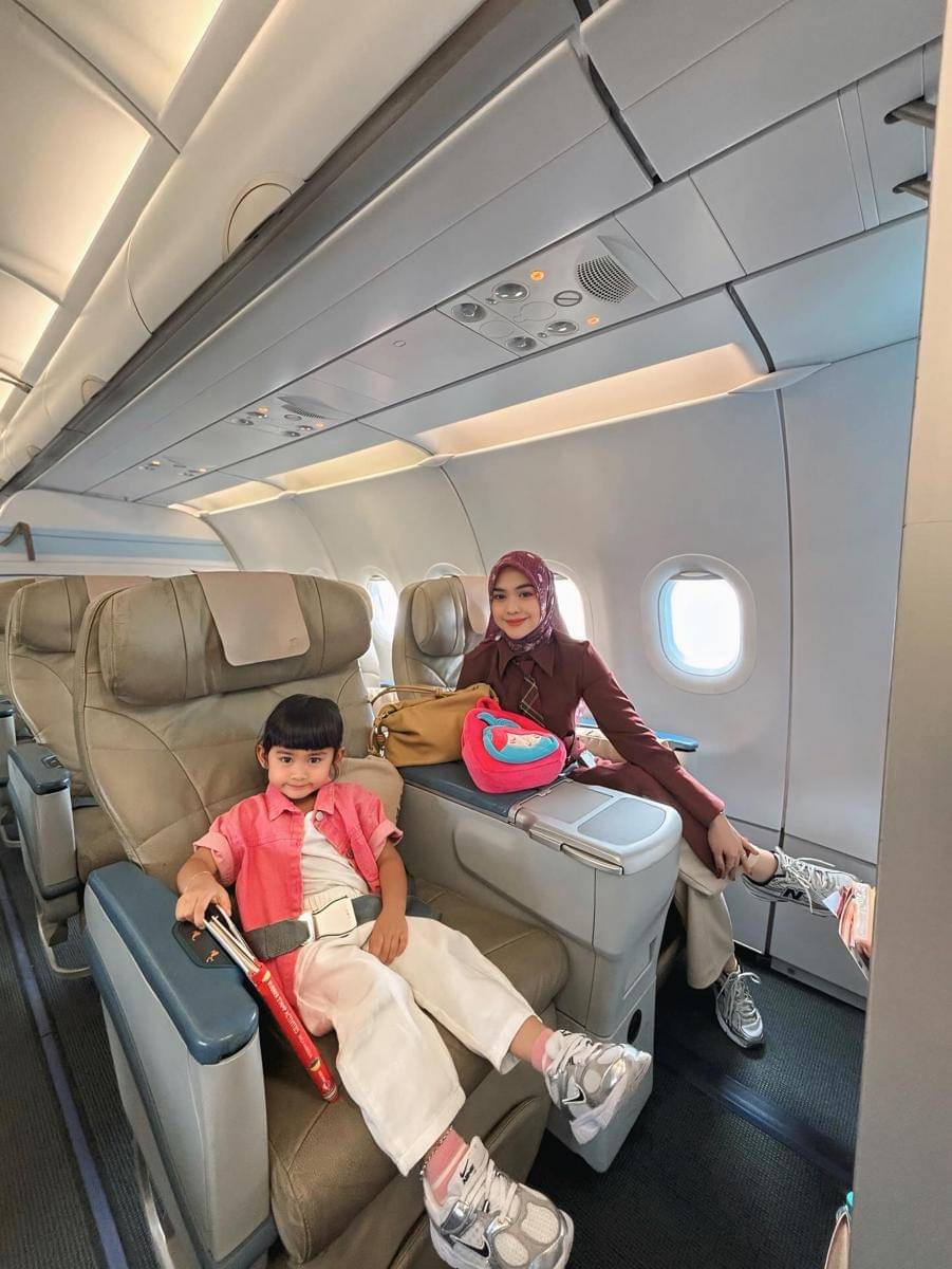 Ria Ricis dan Moana main di Changi Airport