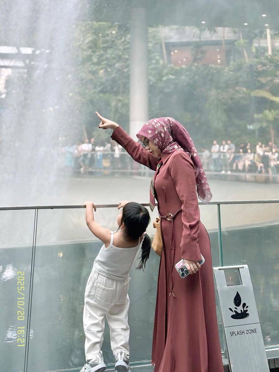 Ria Ricis dan Moana main di Changi Airport