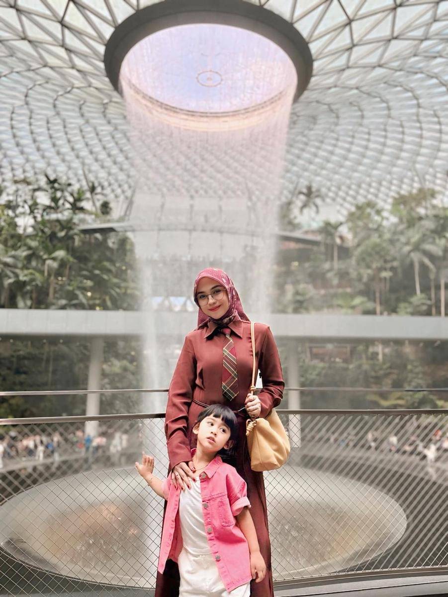 Ria Ricis dan Moana main di Changi Airport