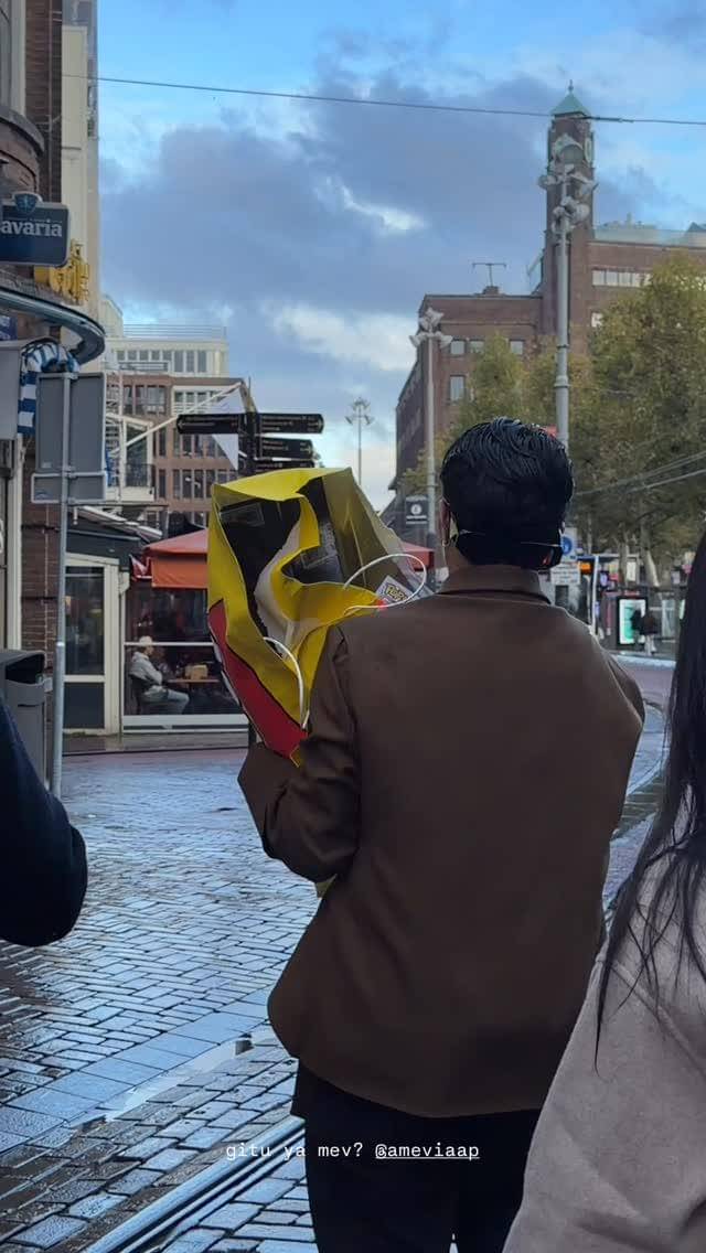 Lula Lahfah jalan-jalan di Amsterdam