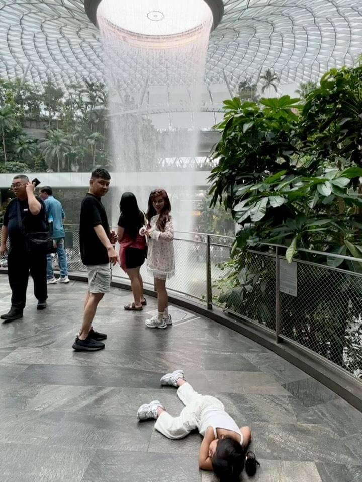 Ria Ricis dan Moana main di Changi Airport