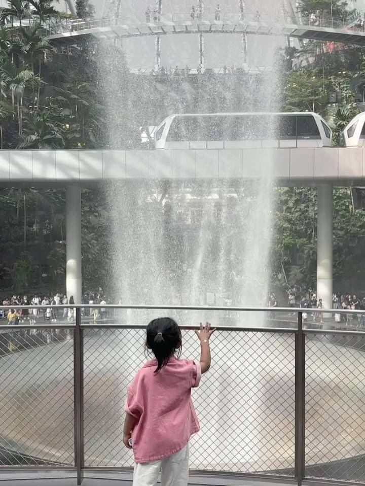 Ria Ricis dan Moana main di Changi Airport