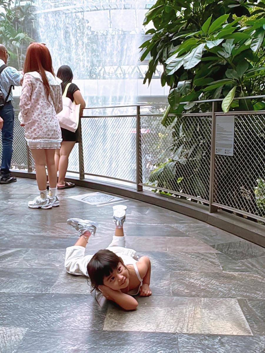 Ria Ricis dan Moana main di Changi Airport