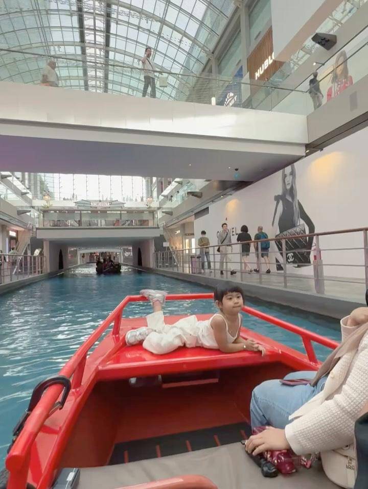 Ria Ricis dan Moana main di Changi Airport