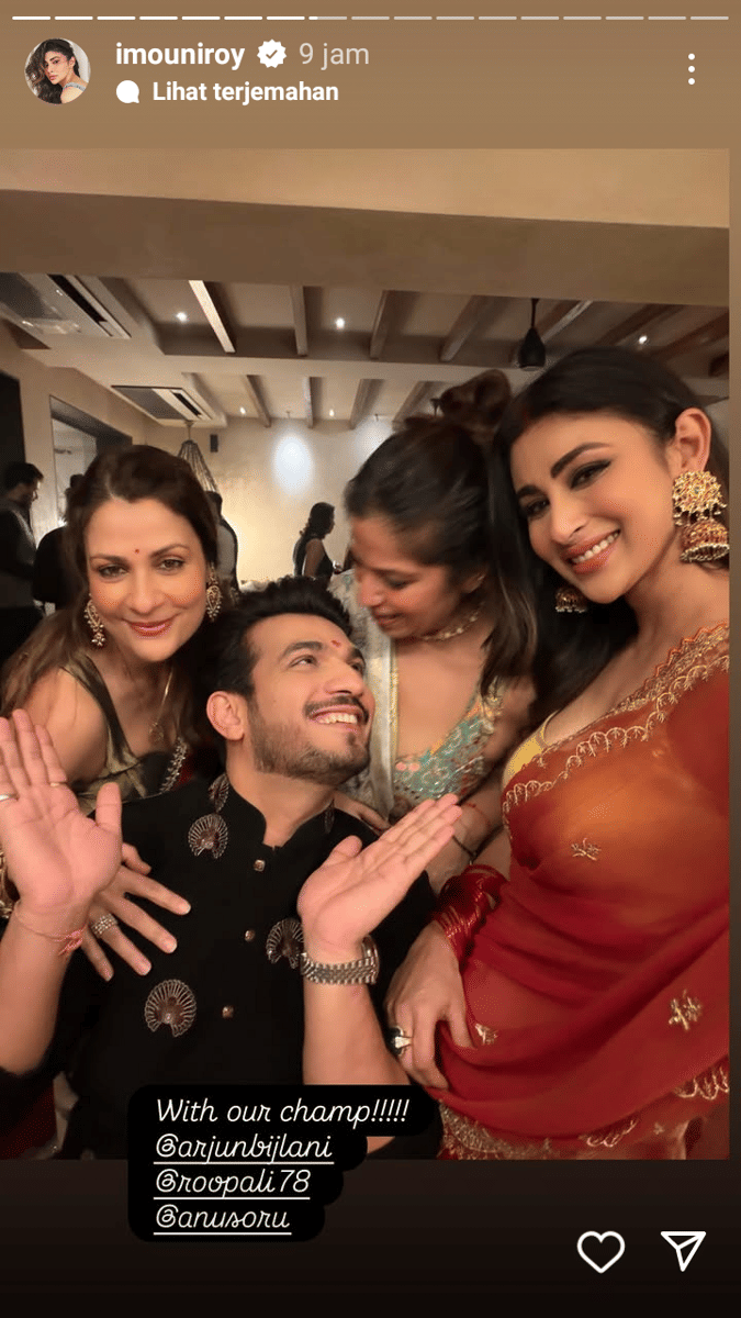 Mouni Roy dan rekan artis
