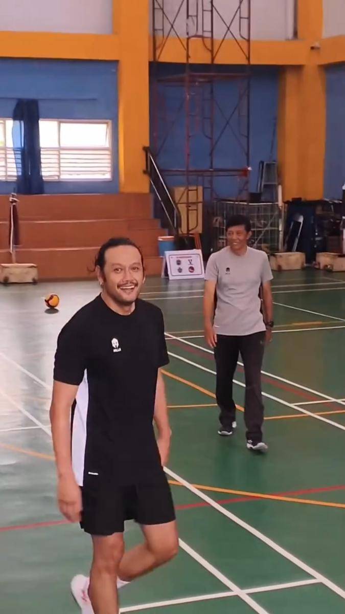Widi Mulia temani Dwi Sasono latihan voli