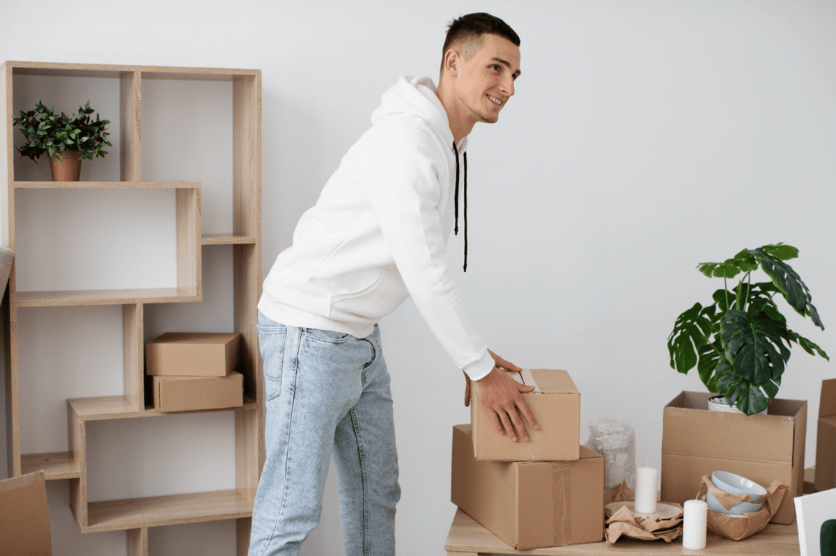 ilustrasi pria melakukan decluttering barang