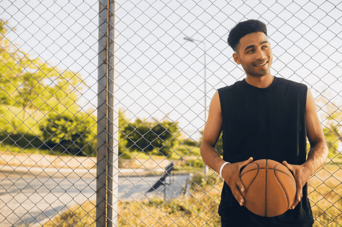 ilustrasi pria menggunakan jersey basket