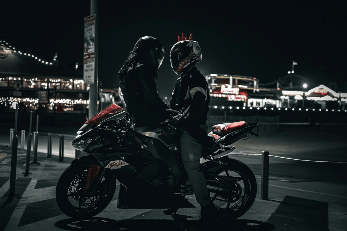 ilustrasi pasangan melakukan night ride