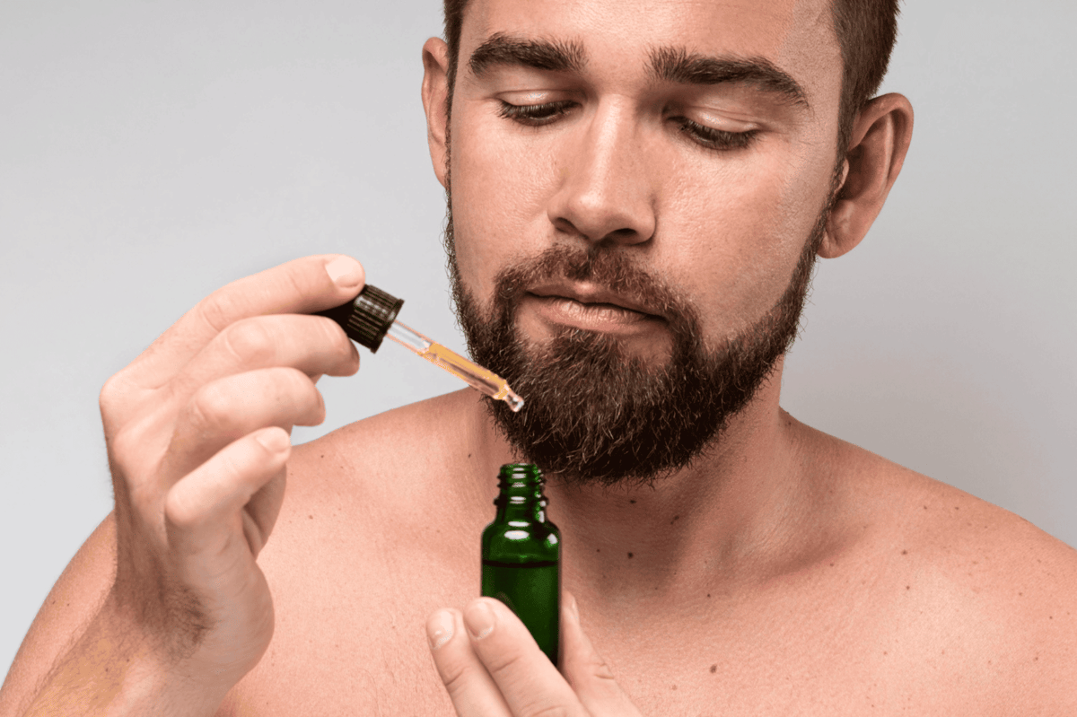 ilustrasi pria menggunakan serum eksfoliasi