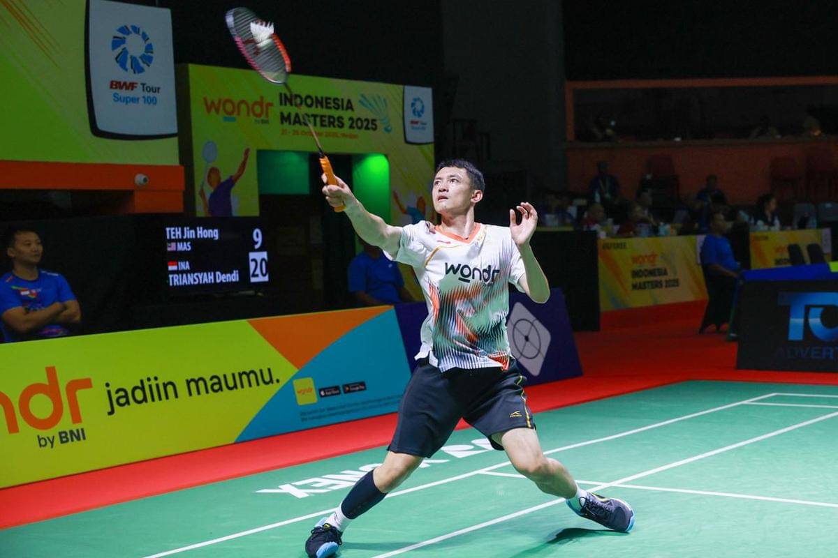 Pebulu tangkis tunggal putra Indonesia Dendi Triansyah menumbangkan wakil Malaysia Teh Jin Hoong di babak 16 besar Indonesia Masters 2025 BWF Super 100 di GOR PBSI Sumut, Selasa (21/10/2025) (dok.PBSI)