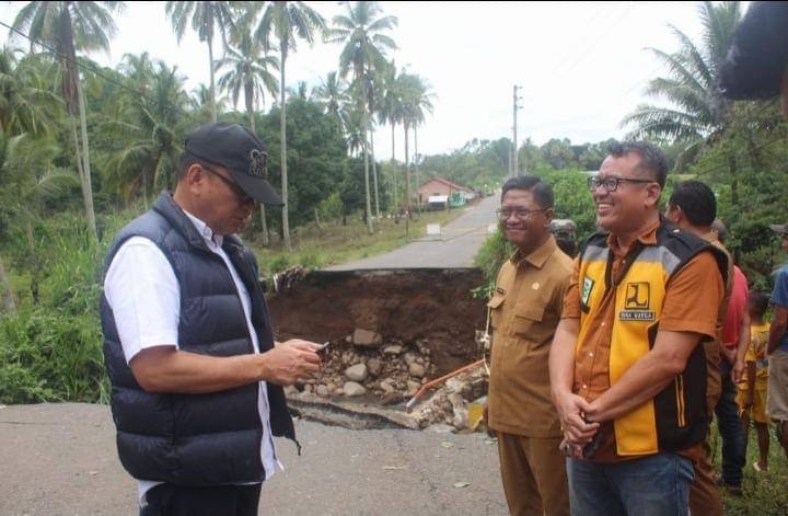 Jalan longsor di wilayah Muara Pinang Empat Lawang menuju Pagar Alam terputus akibat longsor (Dok: Pemkab Empat Lawang)