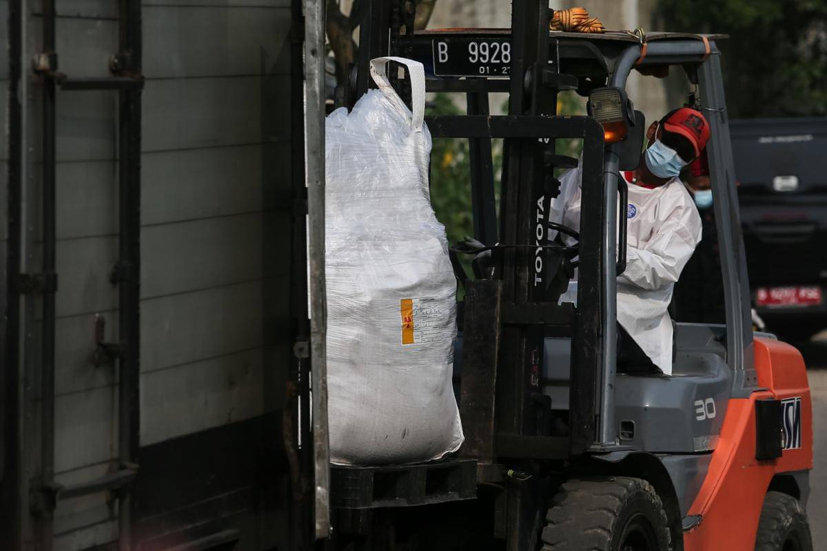 Anggota Tim Satgas Bidang Mitigasi dan Penanganan Kontaminasi Sumber Radiasi melakukan dekontaminasi terhadap material yang tercemar radiasi Cesium-137 (Cs-137) di Kawasan Industri Modern Cikande, Kabupaten Serang, Banten ( ANTARA FOTO/Angga Budhiyanto)