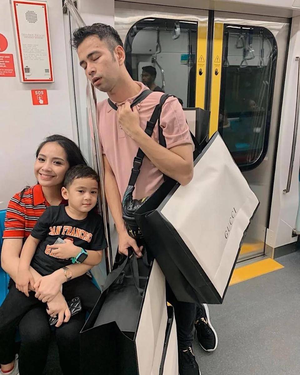 keluarga artis naik MRT (instagram.com/raffinagita1717)
