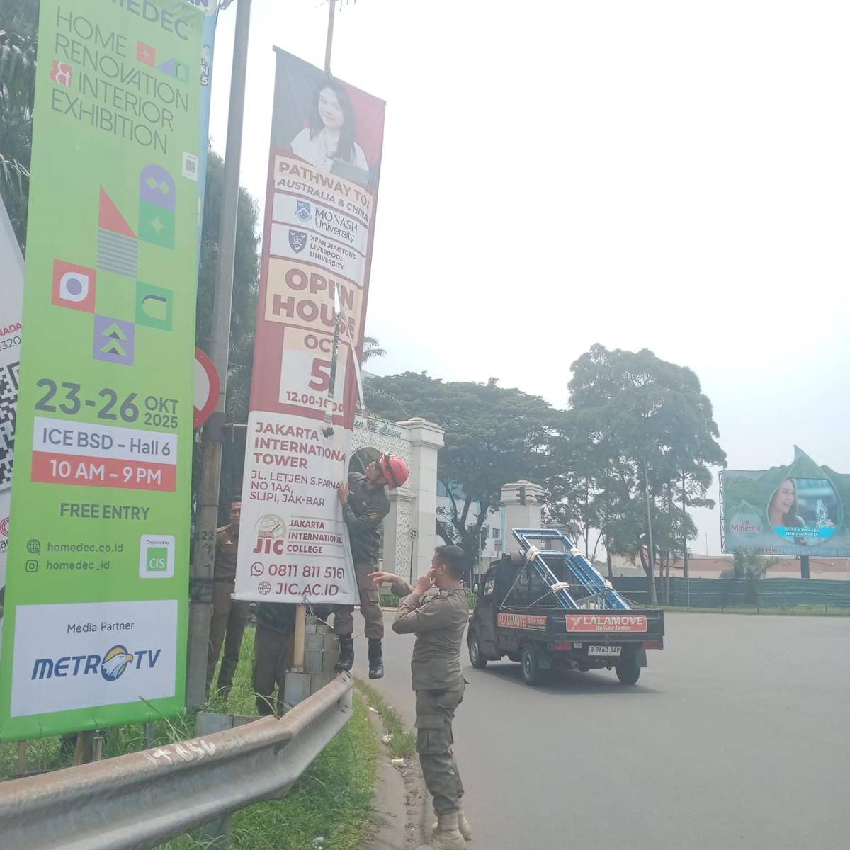 Satpol PP Tangsel bersihkan reklame ilegal