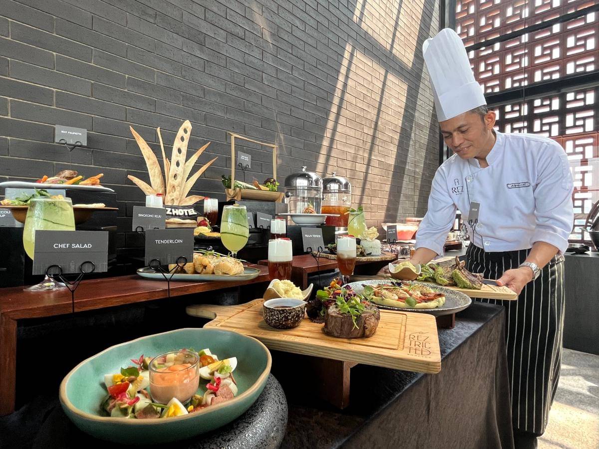 Executive Chef Rez Hotel, Chef Alfaizal mengenalkan menu terbaru dari Reztricted Rooftop Lounge yang berada di lantai 10 hotel tersebut. (IDN Times/Anggun Puspitoningrum)