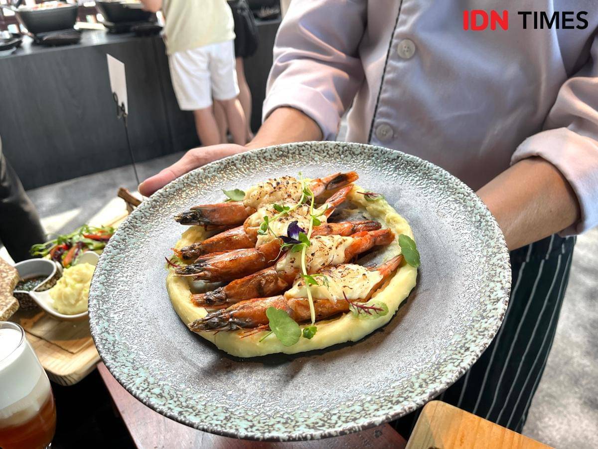 Rez Hotel yang berlokasi di Jalan KH. Ahmad Dahlan No.41, Karangkidul, Kota Semarang mengenalkan menu terbaru dari Reztricted Rooftop Lounge yang berada di lantai 10 hotel tersebut. (IDN Times/Anggun Puspitoningrum)