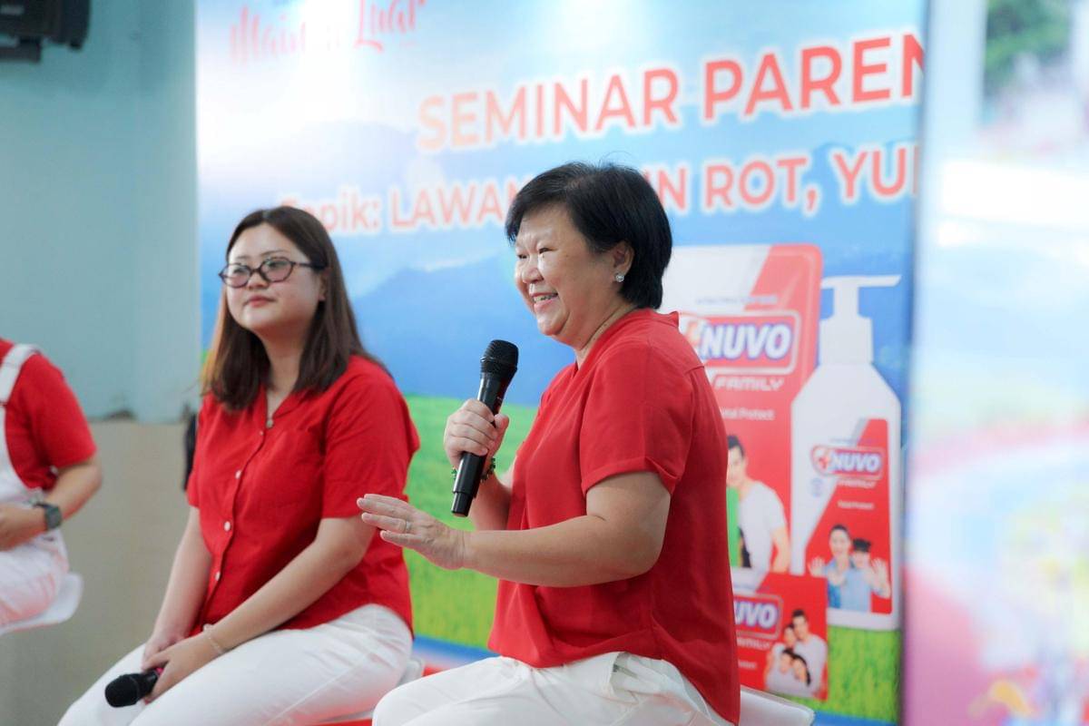 Maria Herlina sebagai Psikolog Memberikan Seminar Parenting saat Sesi Roadshow School to School NUVO Yuk Main di Luar.jpg