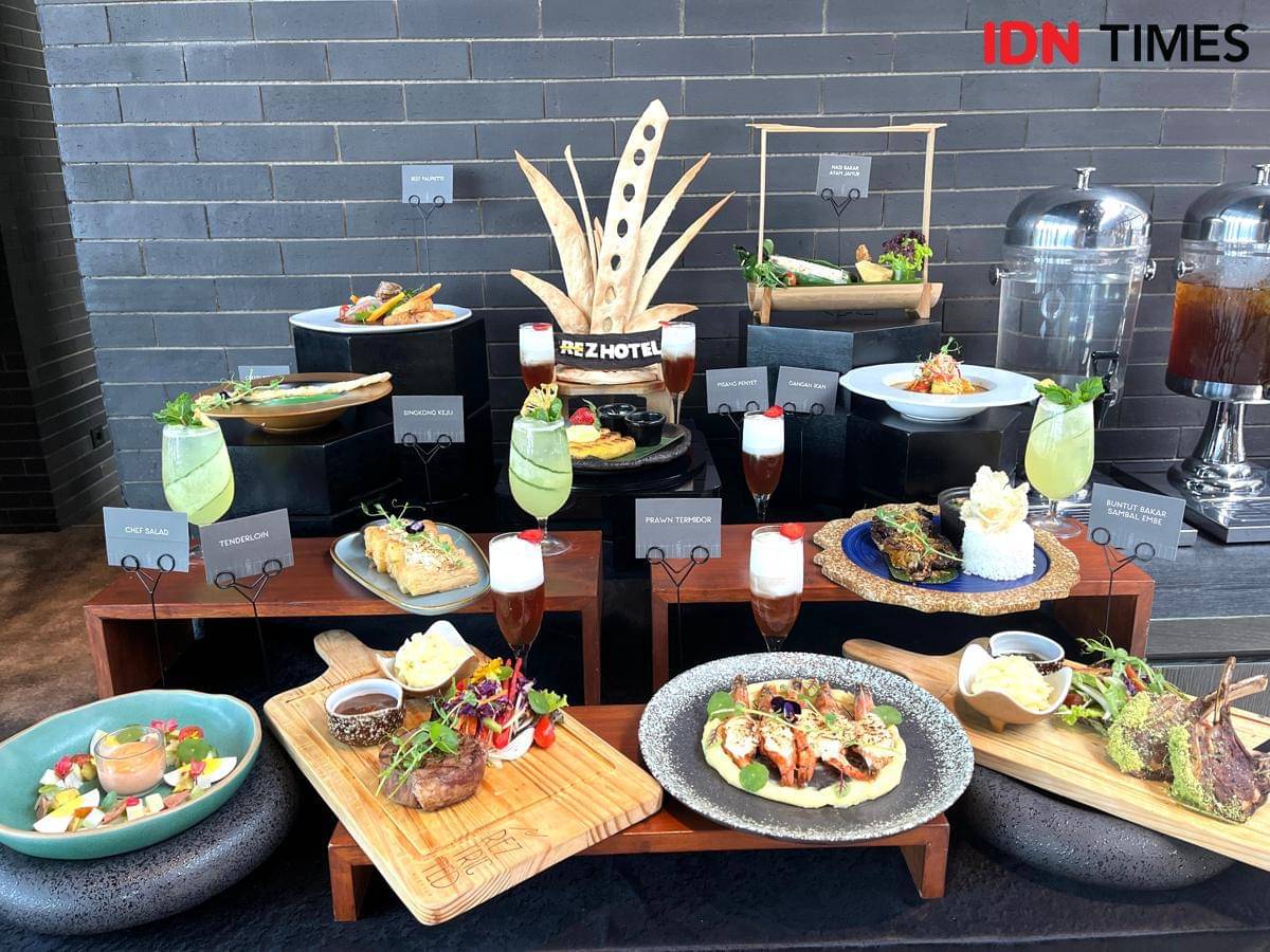 Rez Hotel yang berlokasi di Jalan KH. Ahmad Dahlan No.41, Karangkidul, Kota Semarang mengenalkan menu terbaru dari Reztricted Rooftop Lounge yang berada di lantai 10 hotel tersebut. (IDN Times/Anggun Puspitoningrum)