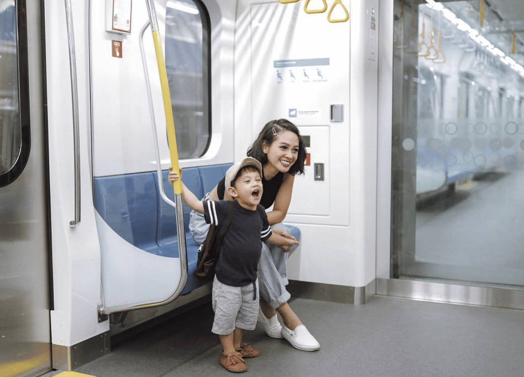 keluarga artis naik MRT (instagram.com/andien)