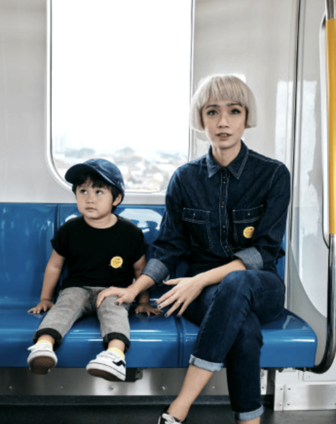 keluarga artis naik MRT (instagram.com/tanayudjanuismadi)