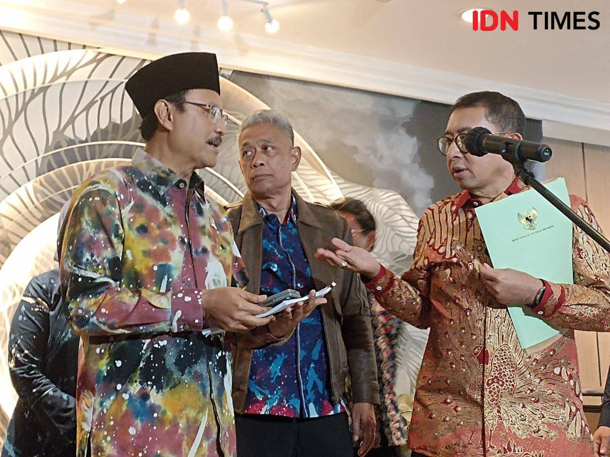 Menteri Sosial (Mensos) Syaifullah Yusuf menyerahkan dokumen usulan pahlawan ke Menteri Kebudayaan Fadli Zon di Kembud, Selasa (21/10/2025). (IDN Times/Dini Suciatiningrum)