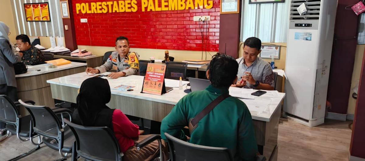 Korban Sopian saat melapor ke SPKT Polrestabes Palembang (Dok; SPKT Polrestabes Palembang)