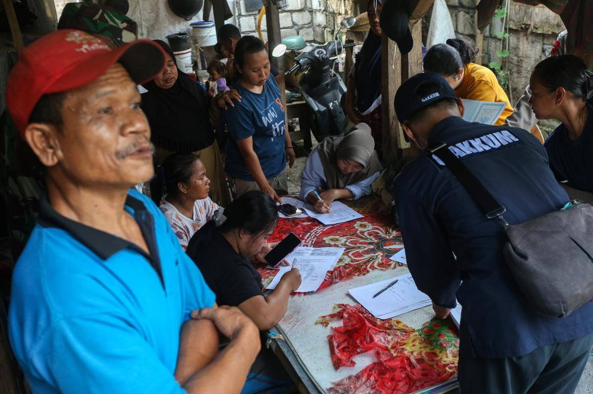 Warga mengisi formulir pendataan masyarakat terdampak radiasi radionuklida Cesium-137 (Cs-137) di sekitar Kawasan Industri Modern Cikande, Kabupaten Serang. ANTARA FOTO/Angga Budhiyanto