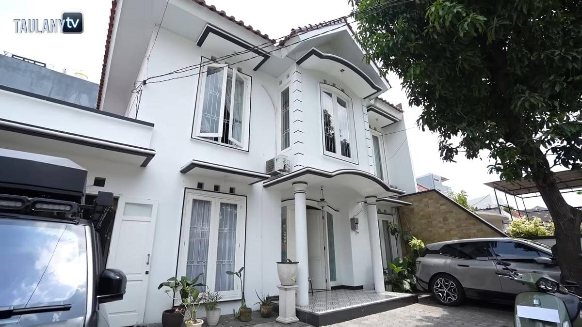 Potret rumah Fitra Eri