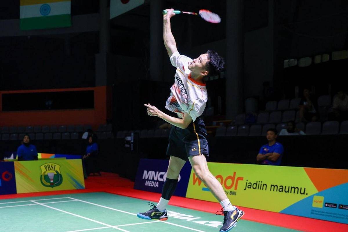 Pebulu tangkis tunggal putra Indonesia Dendi Triansyah menumbangkan wakil Malaysia Teh Jin Hoong di babak 16 besar Indonesia Masters 2025 BWF Super 100 di GOR PBSI Sumut, Selasa (21/10/2025) (dok.PBSI)