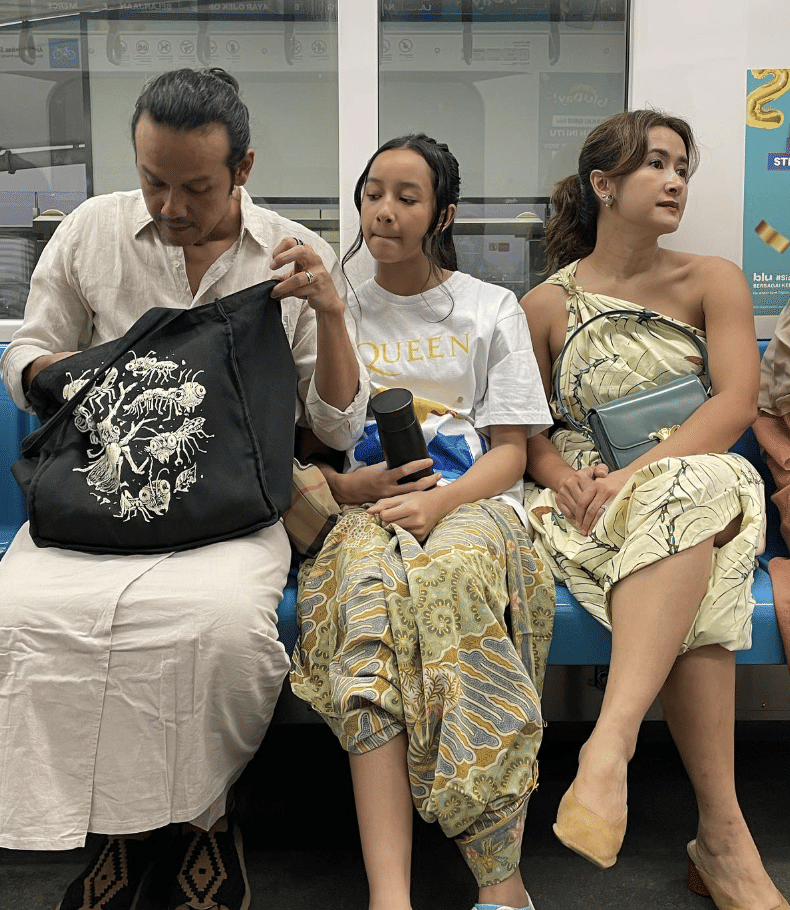 keluarga artis naik MRT (instagram.com/widimulia)