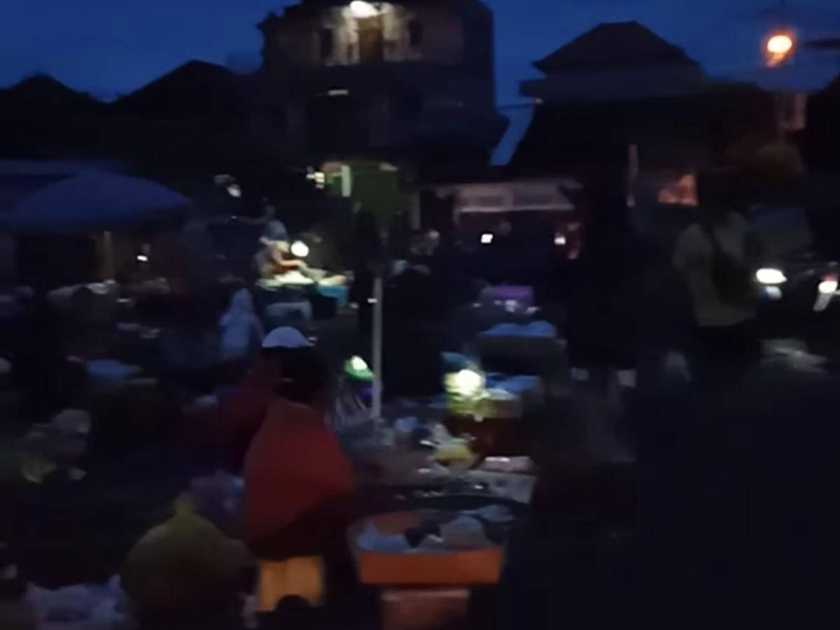 Suasana di Pasar Mentigi gelap gulita karena mati listrik di Nusa Penida.