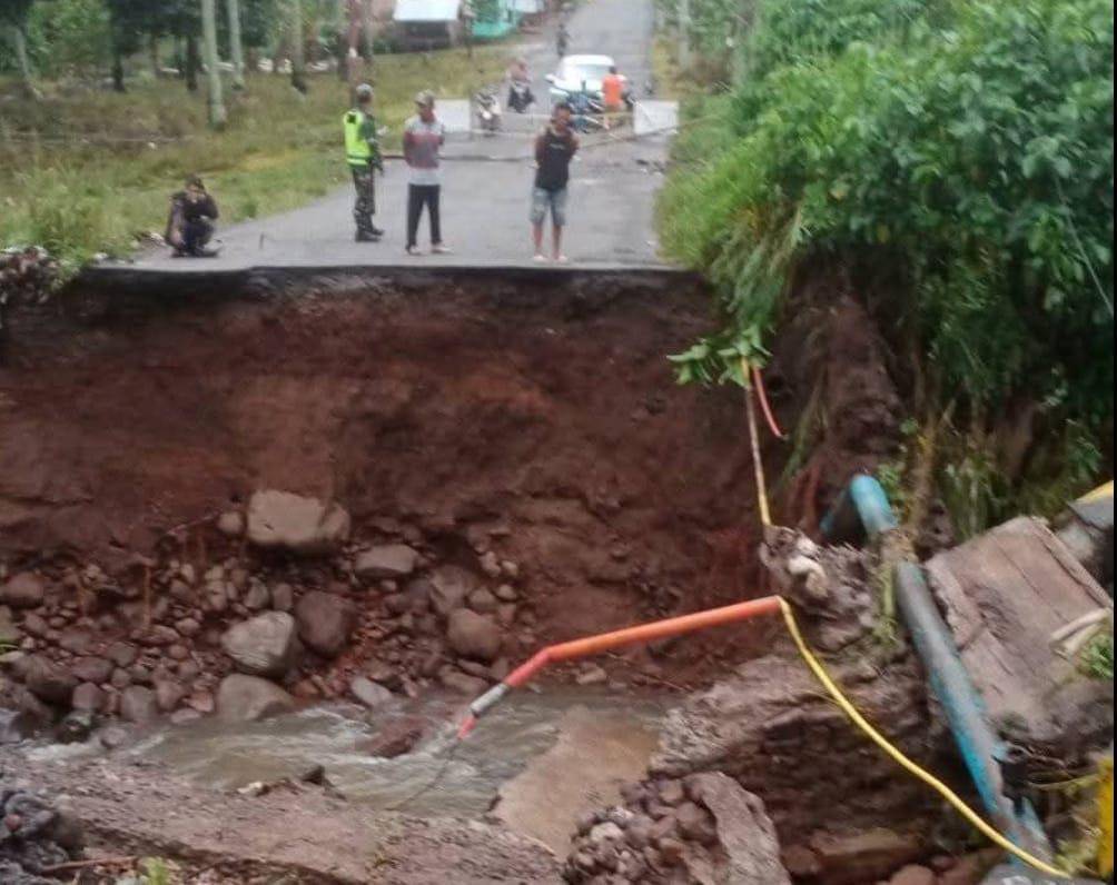 Jalan longsor di wilayah Muara Pinang Empat Lawang menuju Pagar Alam terputus akibat longsor (Dok: Pemkab Empat Lawang)