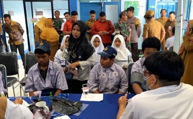 40 siswa SMPN 33 Banjarmasin dibawa ke Puskesmas setelah mengalami gejala seperti mual, muntah, hingga diare, Selasa (21/10/2025). (istimewa)