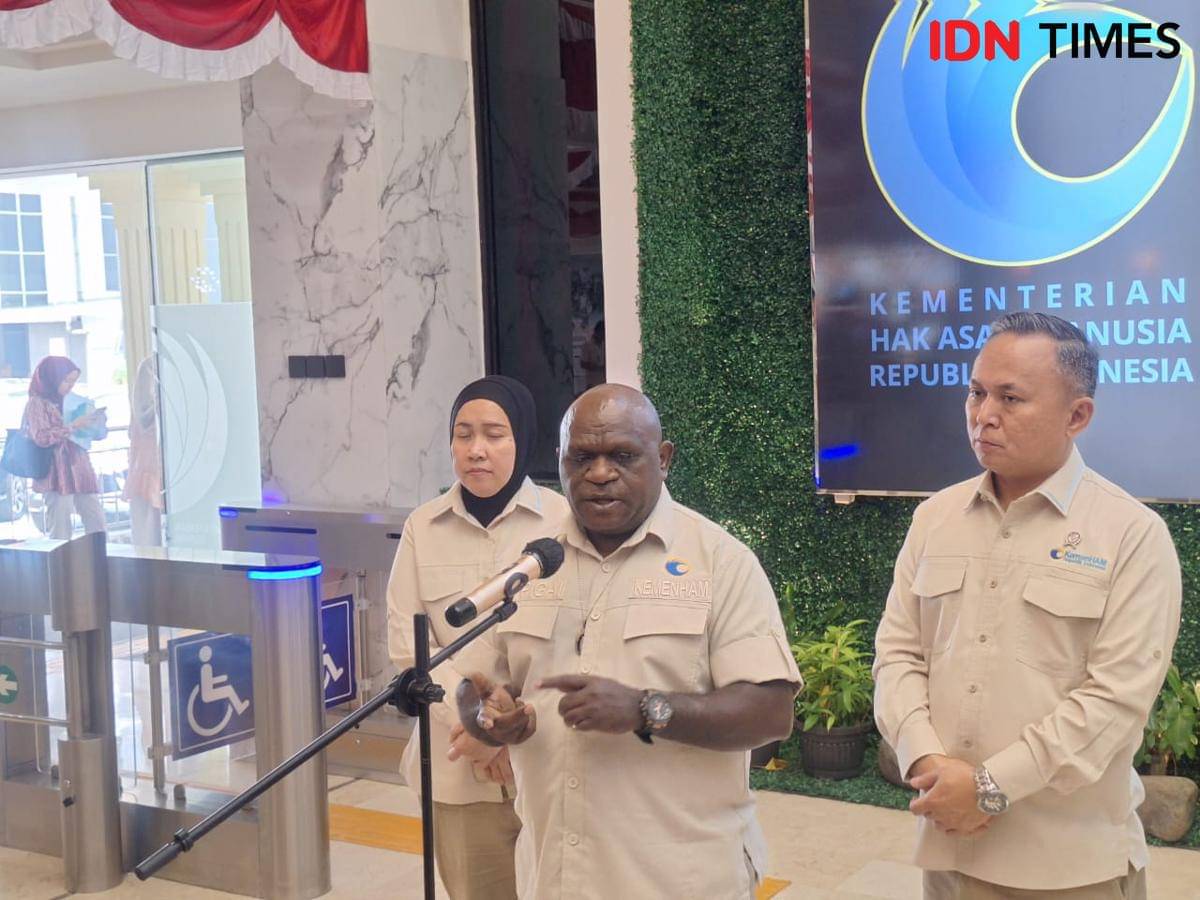Menteri Hak Asasi Manusia (HAM) Natalius Pigai saat konferensi pers di kantor KemenHAM, Jakarta, Selasa (21/10/2025). (IDN Times/Lia Hutasoit)