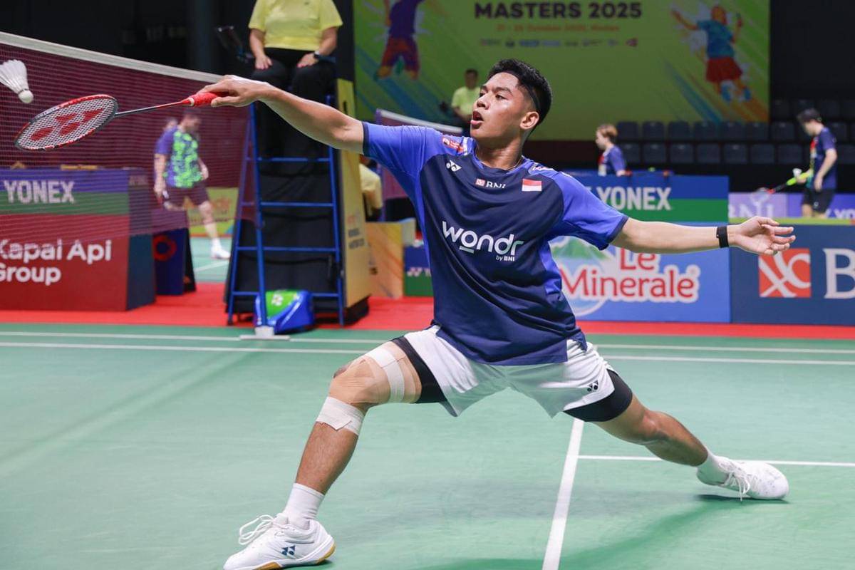 Pebulu tangkis tunggal putra Indonesia Moh Zaki Ubaidillah saat beraksi di Indonesia Masters 2025 BWF Super 100 di GOR PBSI Sumut, Selasa (21/10/2025) (dok.PBSI)