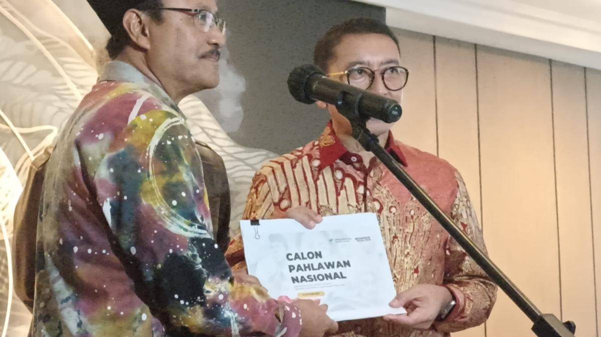 Menteri Sosial (Mensos) Syaifullah Yusuf menyerahkan dokumen usulan pahlawan ke Menteri Kebudayaan Fadli Zon di Kembud, Selasa (21/10/2025). (IDN Times/Dini Suciatiningrum)