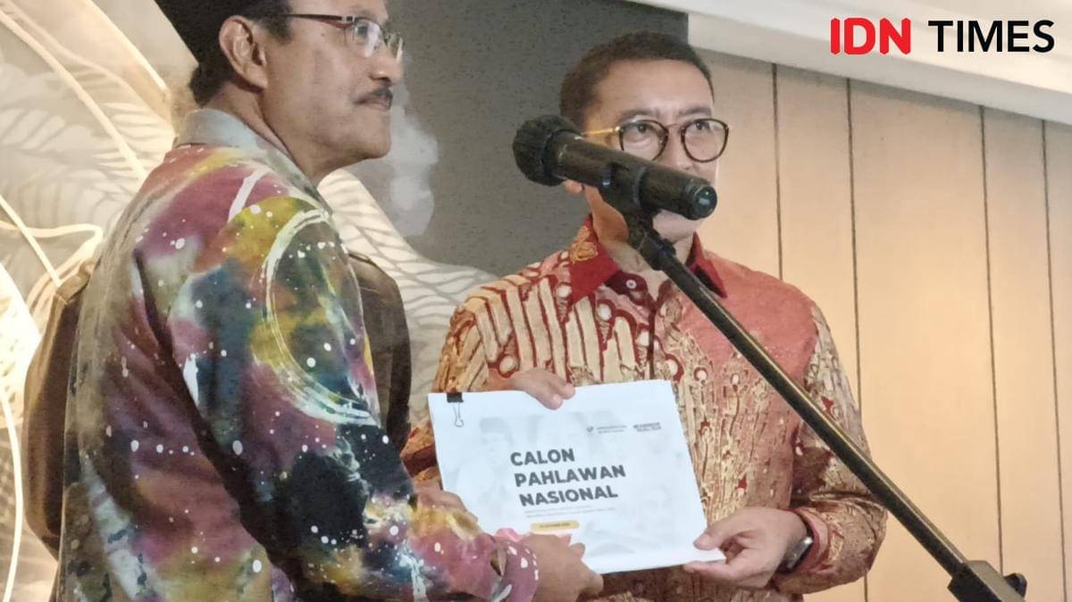 Menteri Sosial (Mensos) Syaifullah Yusuf menyerahkan dokumen usulan pahlawan ke Menteri Kebudayaan Fadli Zon di Kembud, Selasa (21/10/2025). (IDN Times/Dini Suciatiningrum)
