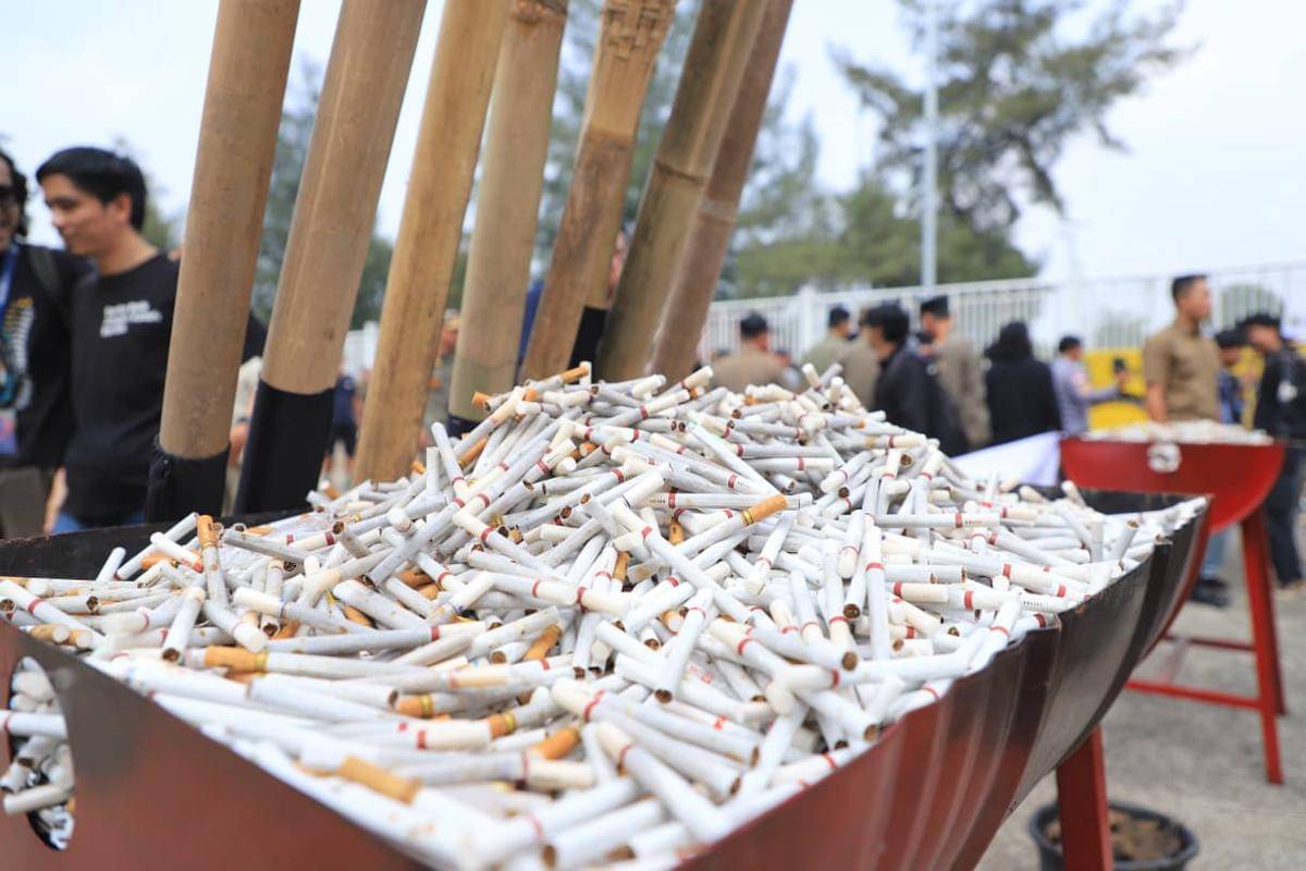 Rokok ilegal dimusnahkan di Bogor